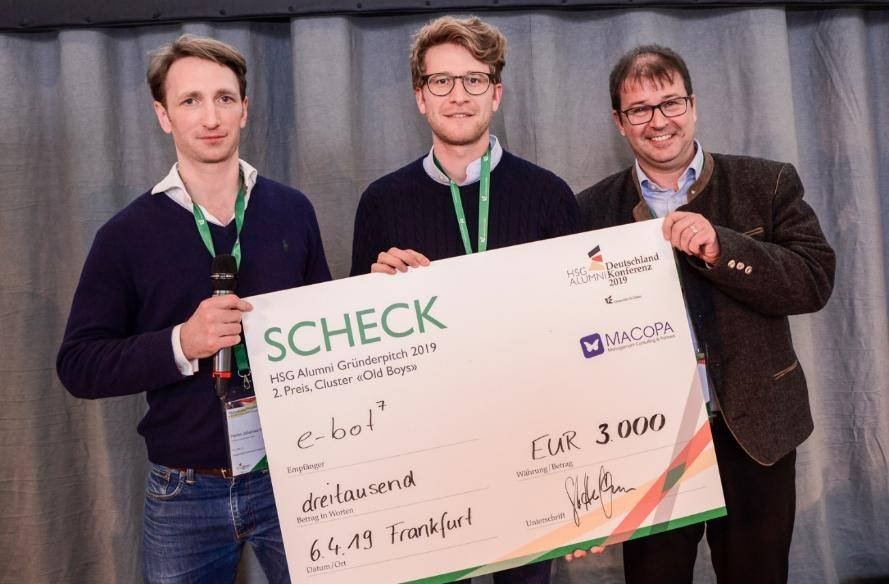 HSG Catalyst – Scheckübergabe beim Scale-up Pitch der HSG Alumni Deutschland Konferenz