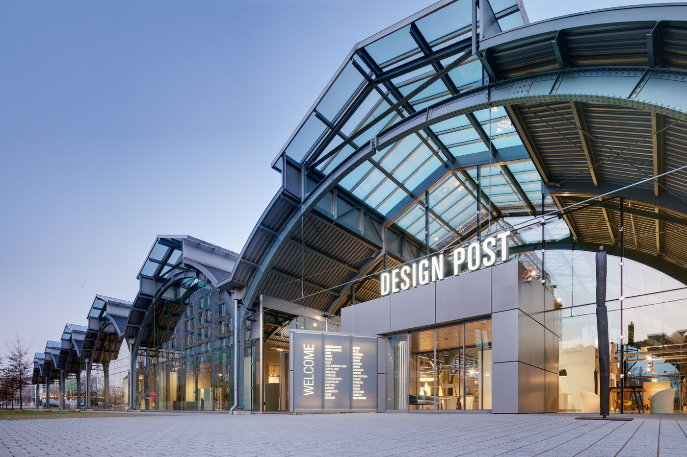 Design Post Köln – Eingang mit Glasdach, Konferenzort der DeKon27 in Köln-Deutz