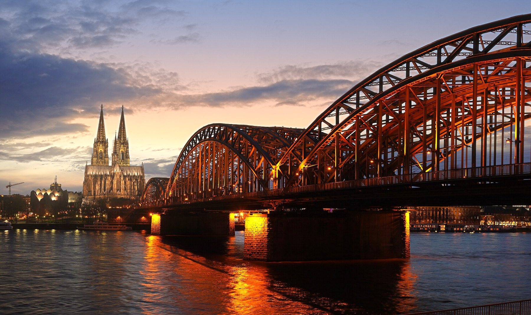 Köln – Hohenzollernbrücke und Dom, Austragungsort der HSG Alumni Deutschland Konferenz 2027 (DeKon27)