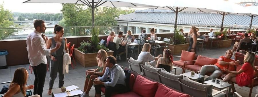 Dachterrasse Frau im Mond – Schweizer Abend über den Dächern von München